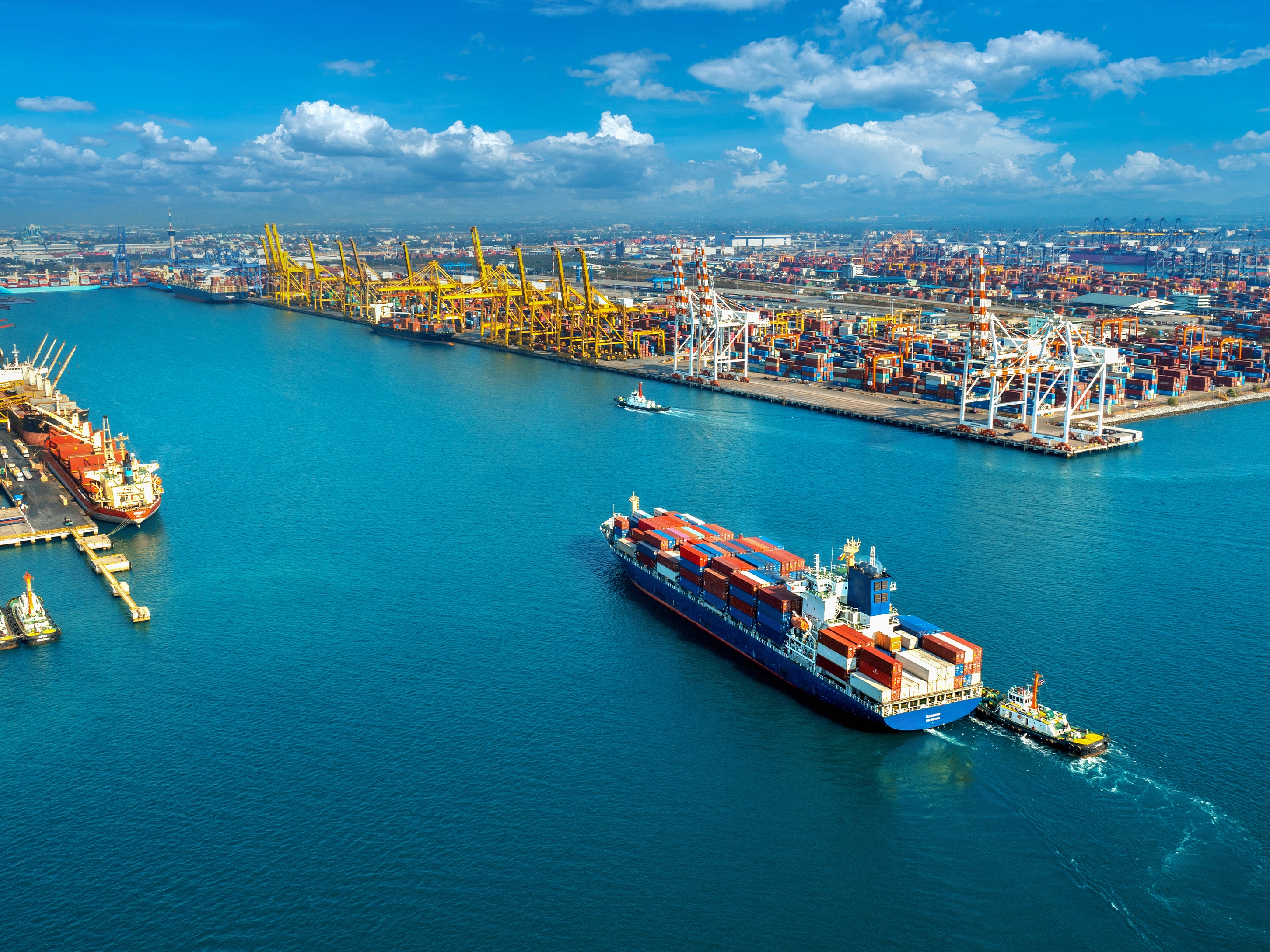 Qué es una carga consolidada: transporte marítimo de mercancías en contenedores